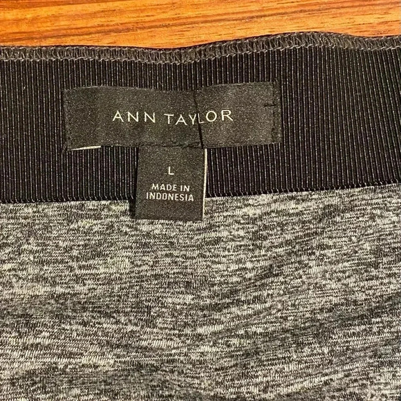 Ann Taylor Heathered Gray Knit Pencil Skirt, size L - Picture 4 of 6